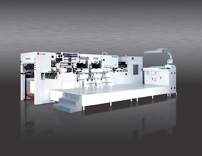 MK 920SS雙機(jī)組燙金機(jī)
技術(shù)描述：雙機(jī)組整機(jī)設(shè)計(jì)技術(shù)
雙機(jī)組專利技術(shù)，一次走紙完成多次燙金，成為煙包經(jīng)典。